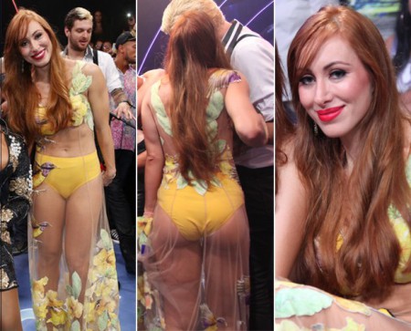 Aline com um vestido transparente horroroso! 